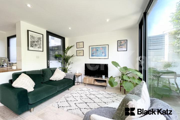 Beautiful garden flat marrying period charm with contemporary living Gowrie Road , Clapham Junction 